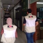 96250-penyidik-kpk-menggeledah-kantor-bupati-bengkalis