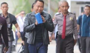 Bupati Lampung Utara Agung Ilmu Mangkunegara (tengah) dikawal petugas saat akan menjalani pemeriksaan, di Gedung KPK, Jakarta, Senin (7/10/2019).